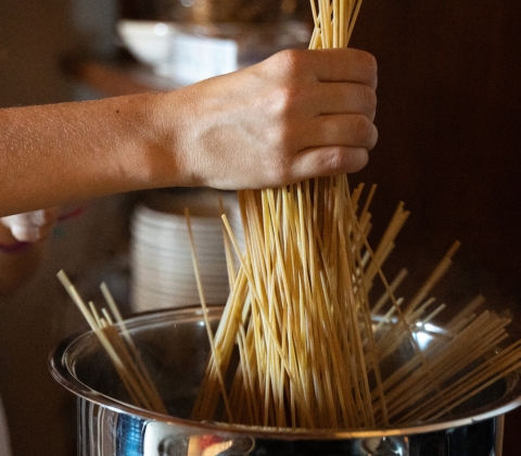 cooperativa gino girolomoni agriturismo locanda pasta in pentola 480x420